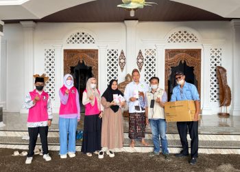 Senator Almira Turun Tangan, Masker Dibagikan untuk Warga Terdampak Abu Vulkanik GAK