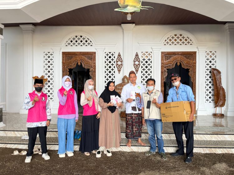 Senator Almira Turun Tangan, Masker Dibagikan untuk Warga Terdampak Abu Vulkanik GAK
