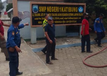 Demi Kesehatan Siswa, Damkar Lamsel Bersihkan Abu Vulkanik di SMPN 1 Katibung