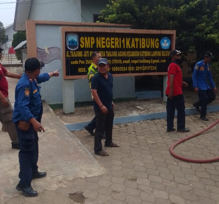 Demi Kesehatan Siswa, Damkar Lamsel Bersihkan Abu Vulkanik di SMPN 1 Katibung
