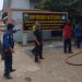 Demi Kesehatan Siswa, Damkar Lamsel Bersihkan Abu Vulkanik di SMPN 1 Katibung