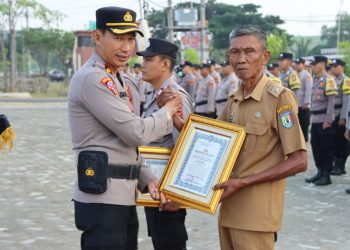 Gotong Royong Perbaiki Jembatan Bumiarum, 3 Polisi dan 2 Kepala Pekon Raih Penghargaan