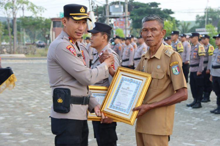 Gotong Royong Perbaiki Jembatan Bumiarum, 3 Polisi dan 2 Kepala Pekon Raih Penghargaan