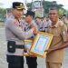 Gotong Royong Perbaiki Jembatan Bumiarum, 3 Polisi dan 2 Kepala Pekon Raih Penghargaan