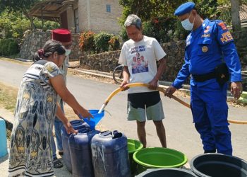 Warga Dusun Kayu Tabu Krisis Air Bersih, Satpolairud Polres Lampung Selatan Bergerak