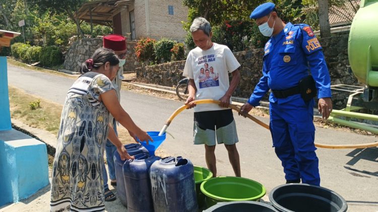 Warga Dusun Kayu Tabu Krisis Air Bersih, Satpolairud Polres Lampung Selatan Bergerak