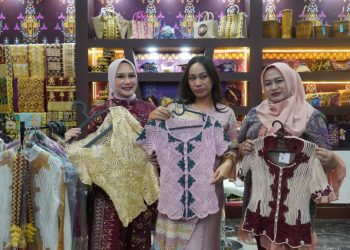 Zita Anjani Kunjungi Stan Lampung Selatan, Dorong Wastra Jadi Produk Siap Pakai