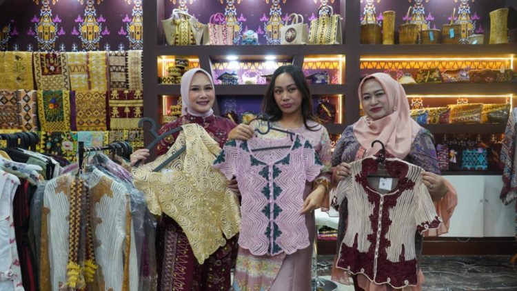 Zita Anjani Kunjungi Stan Lampung Selatan, Dorong Wastra Jadi Produk Siap Pakai