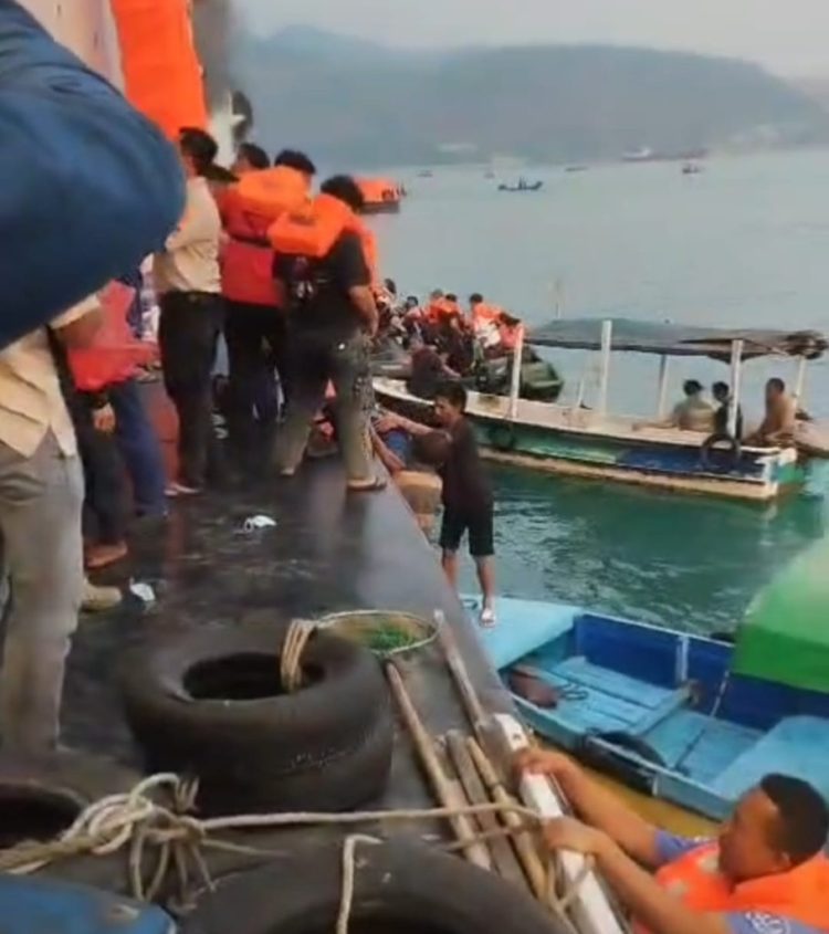 Api Muncul di Dek Kendaraan, KMP Batumandi Terbakar di Perairan Merak