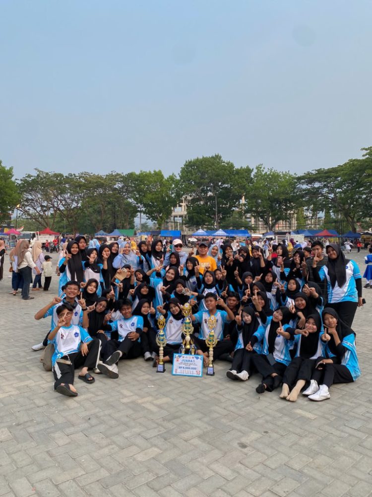 Tampil Memukau, Drumband SMPN 1 Katibung Bawa Pulang Tiga Trofi