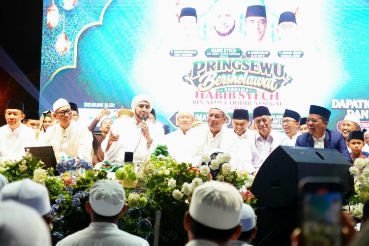 Ribuan Jamaah Bershalawat di Pringsewu, Gubernur Lampung Ajak Doakan Pemimpin Bangsa