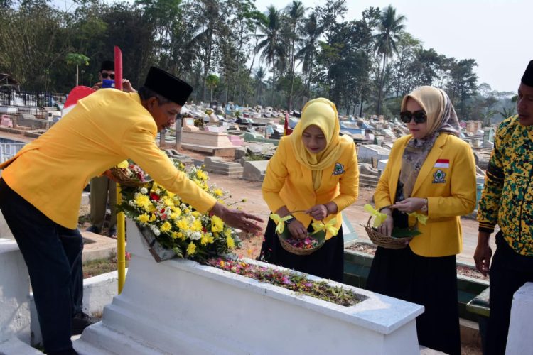 Golkar Pringsewu Peringati HUT ke-62 dengan Tabur Bunga dan Aksi Sosial