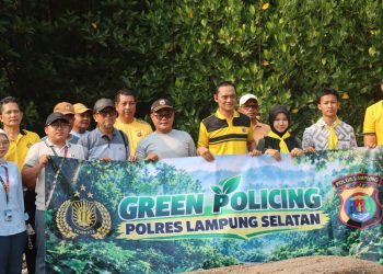Green Policing Polres Lampung Selatan di Batu Perahu Krakatoa, Tanam Pohon demi Jaga Kelestarian Lingkungan