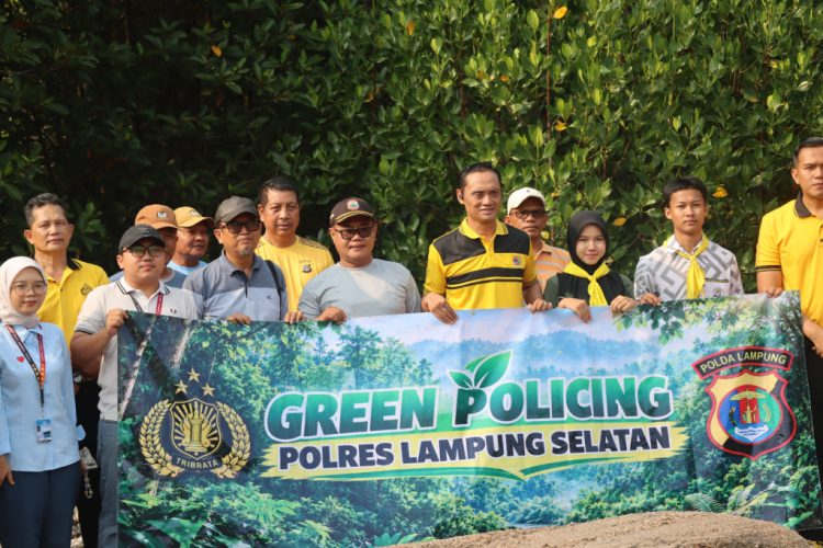 Green Policing Polres Lampung Selatan di Batu Perahu Krakatoa, Tanam Pohon demi Jaga Kelestarian Lingkungan